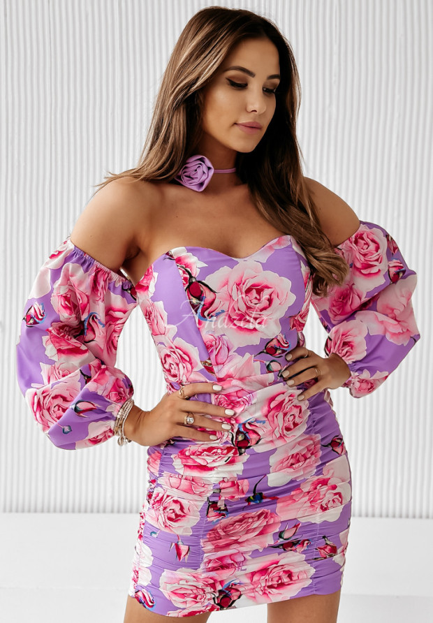 Kleid mit Blumenmuster im spanischen Stil mit Falten Roselia fialovo-ružová