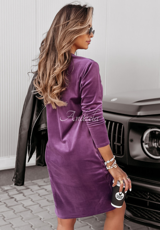 Velúrové šaty s výstrihom Victorious fialová