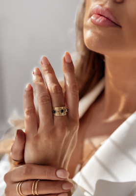 Široký prsteň s kamienkami Aura Adornments zlato-čierny