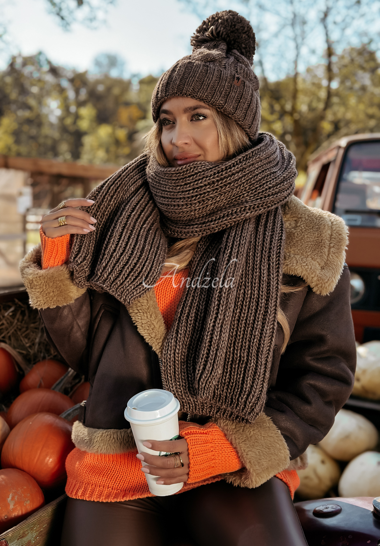 Pletená čiapka s brmbolcom Winter Wishes čokoládová