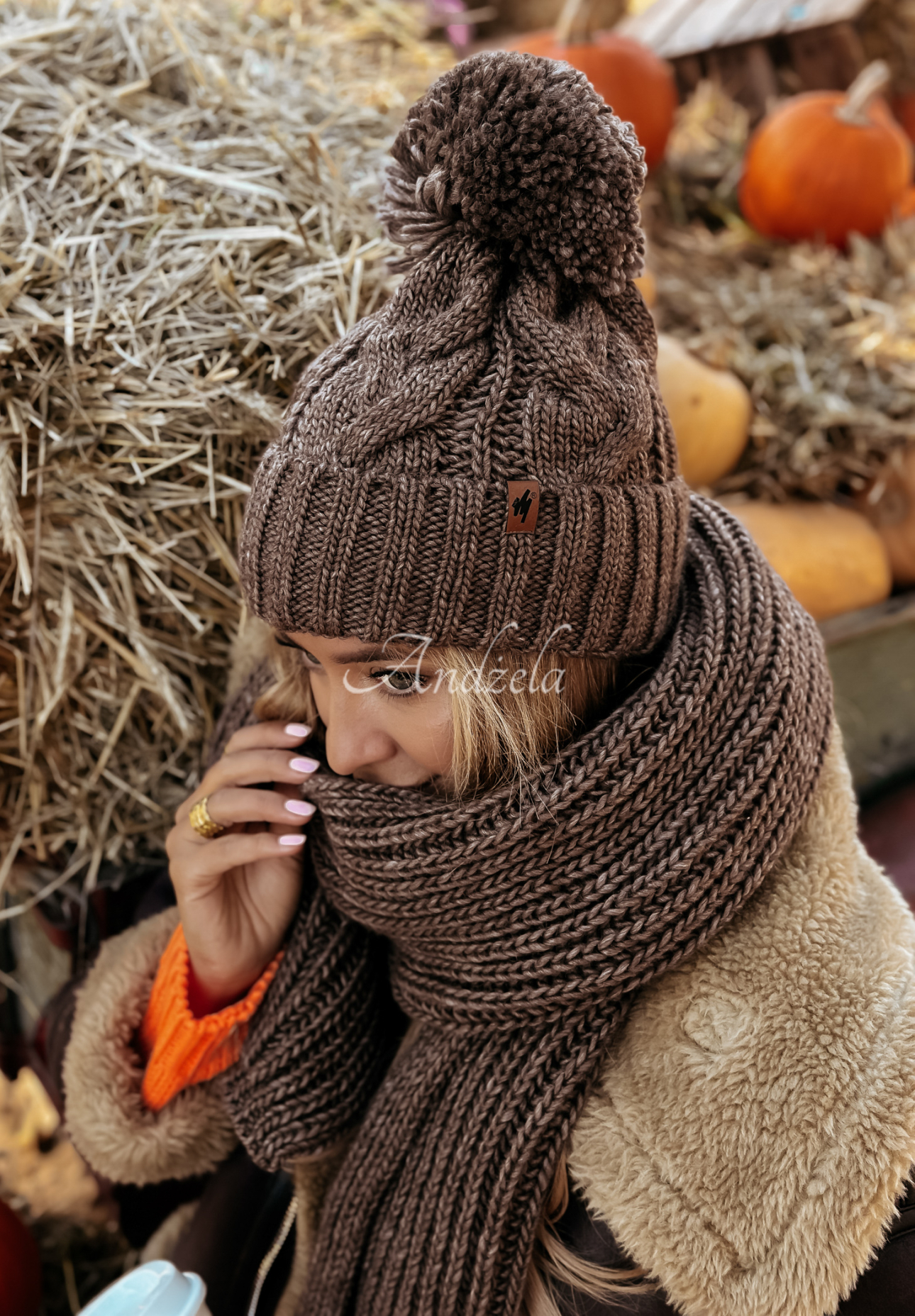 Pletená čiapka s brmbolcom Winter Wishes čokoládová