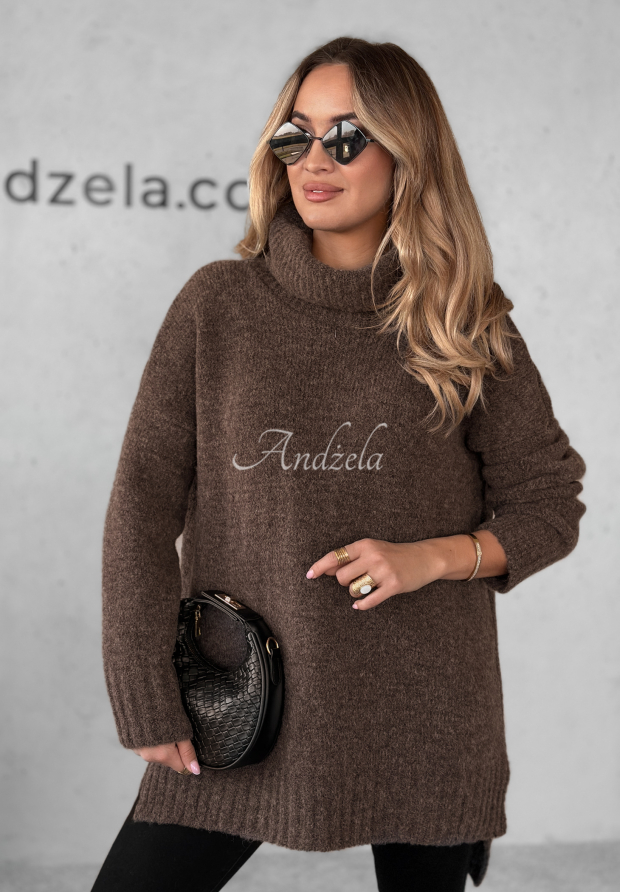 Sveter oversize s rol&aacute;kom Benin čokol&aacute;dov&yacute;