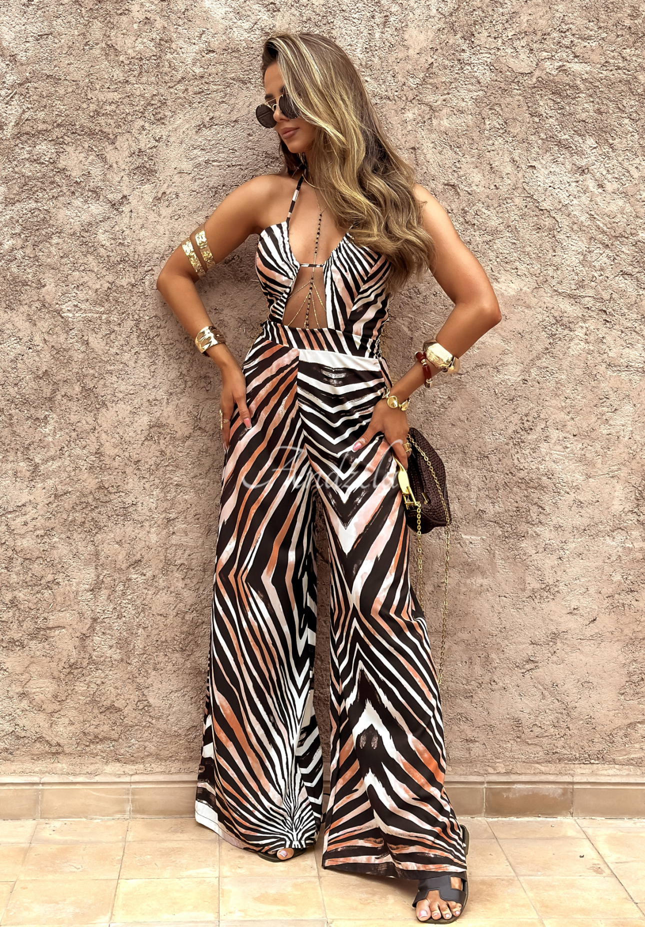 Dlhý overal wide leg so zebrím vzorom Wildest Stripes čierno-karamelový