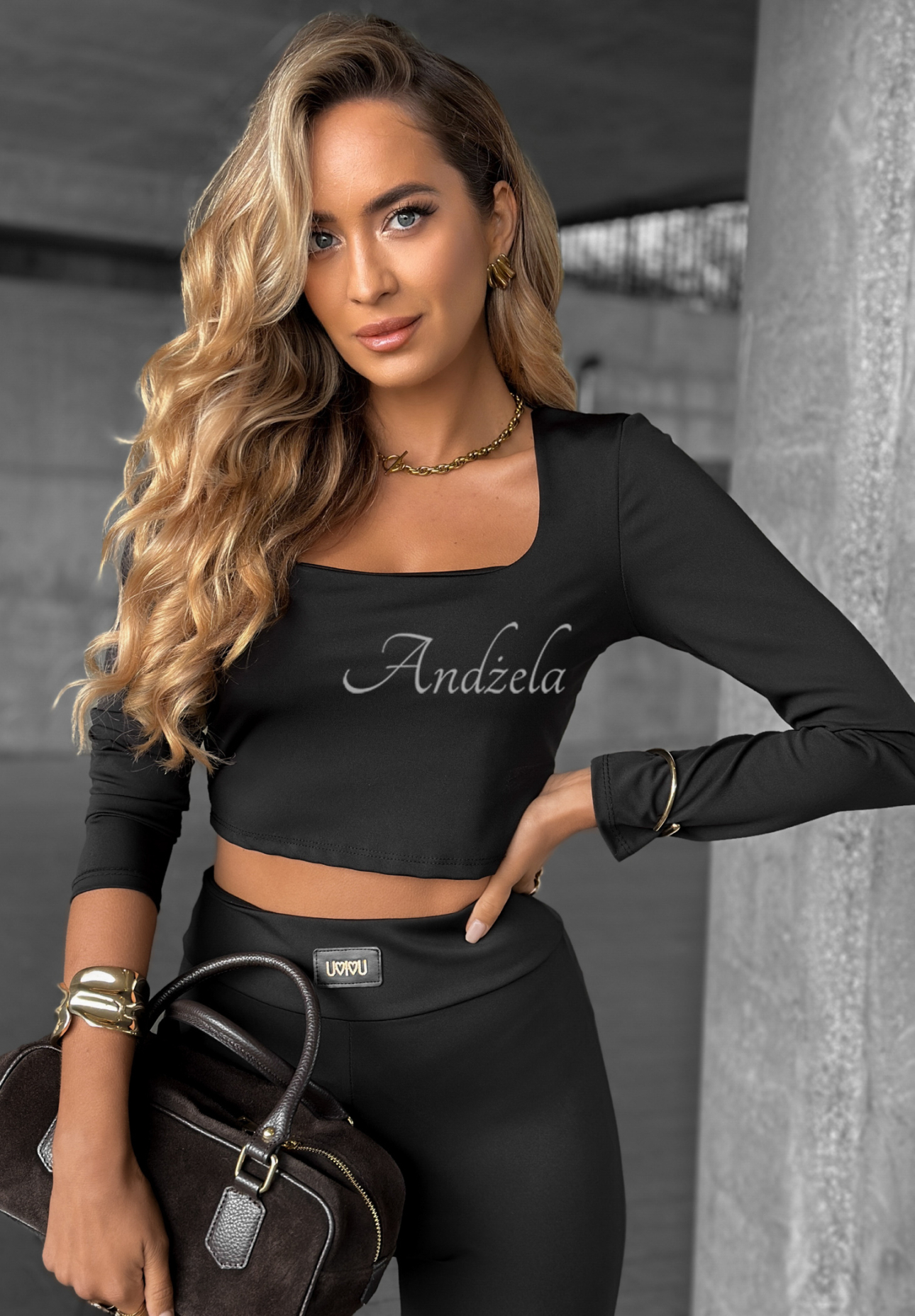 Krátka blúzka longsleeve s výstrihom Go Ahead čierna