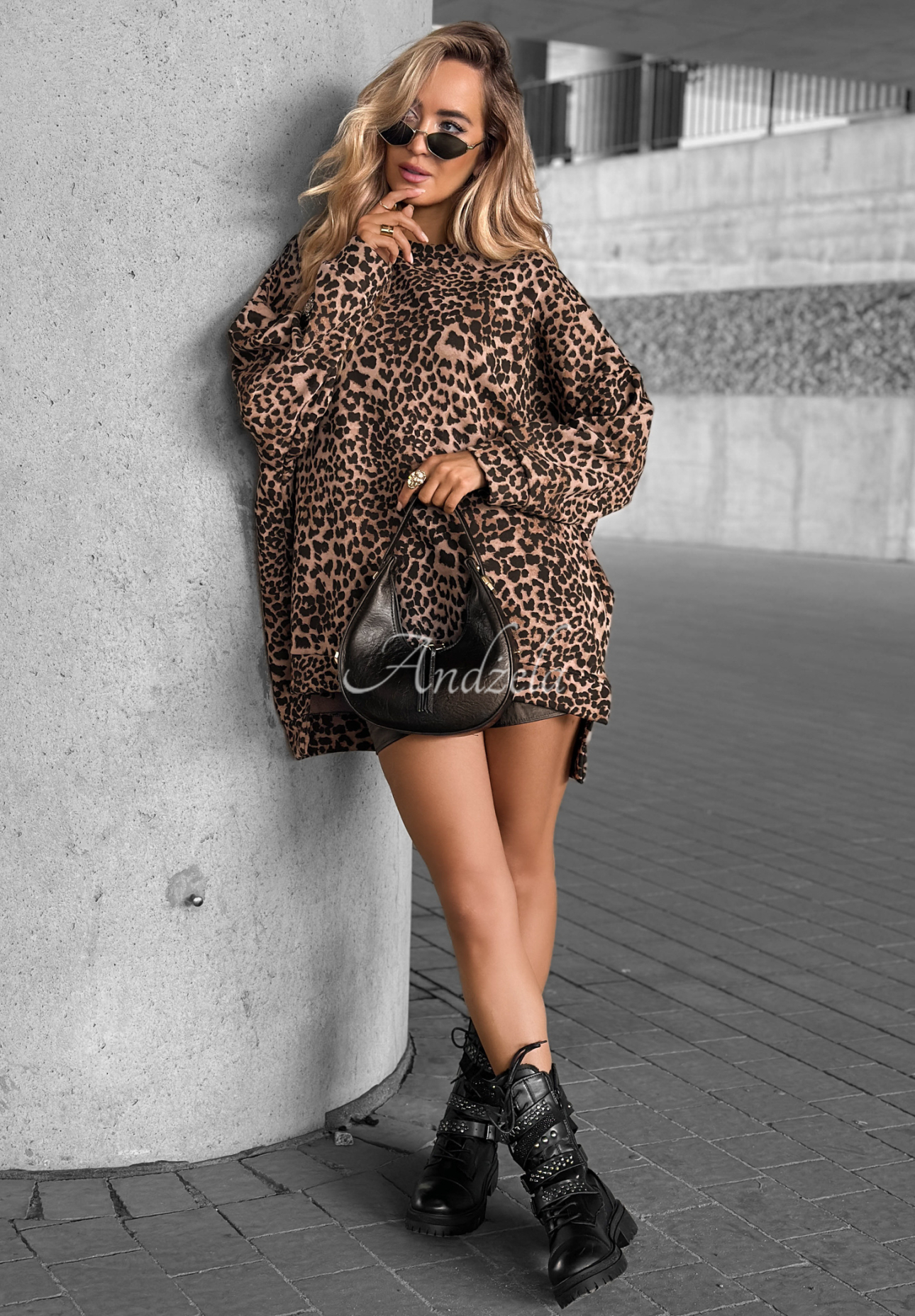 Mikina s leopardím vzorom Still Here béžovo-čokoládová