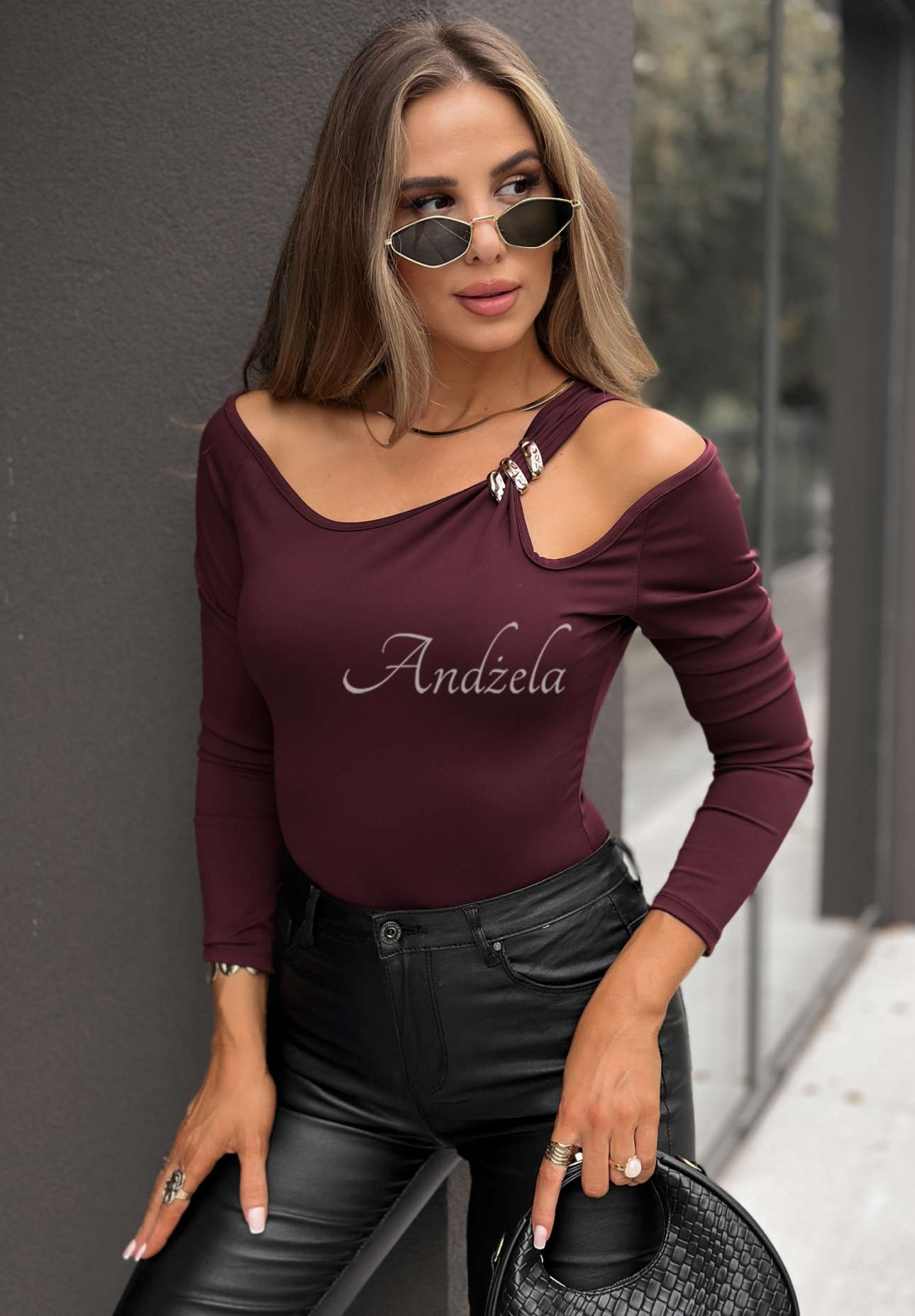 Body s odhalenými ramenami Half True bordové