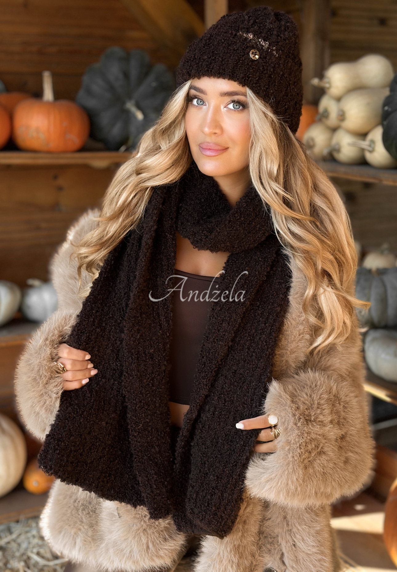 Čiapka boucle Winter Everywhere čokoládová