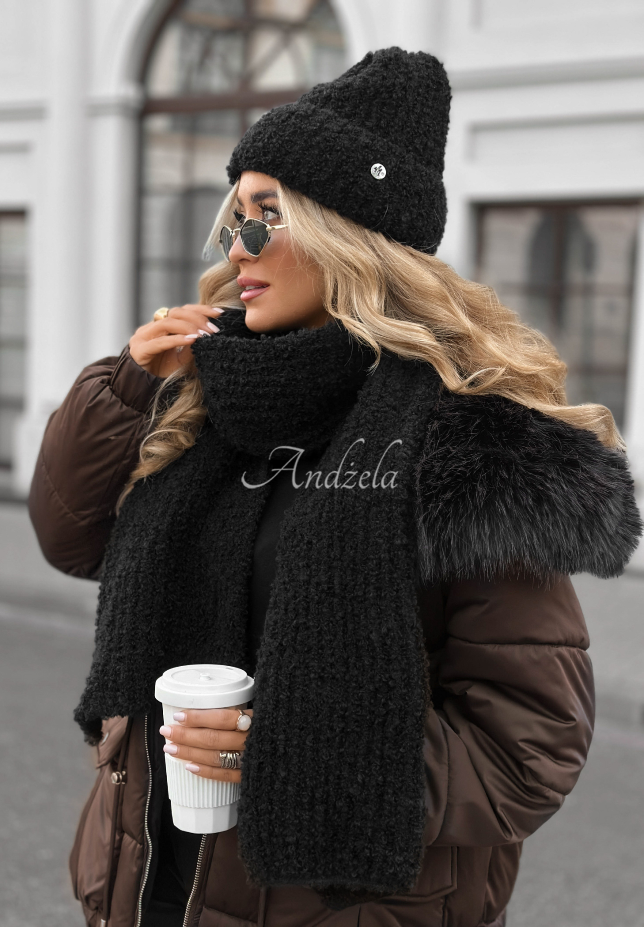 Čiapka boucle Winter Everywhere čierna