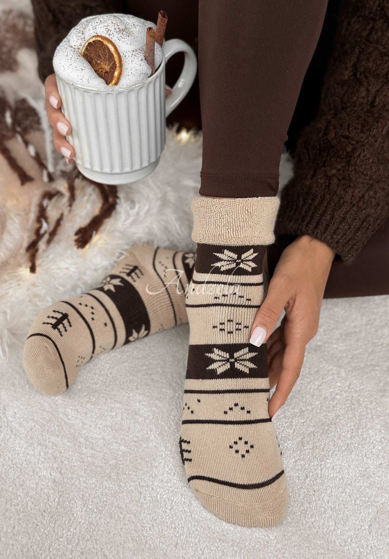 Dlhé ponožky so vzormi Winter Steps béžovo-čokoládové