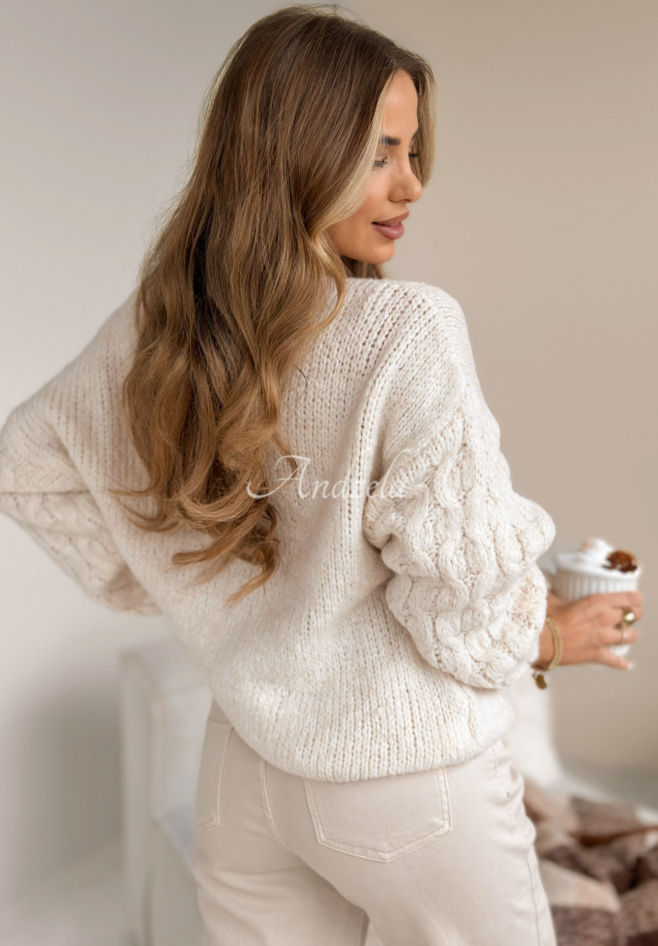Sveter s pletenými rukávmi s vlnou Braided Twirls béžový