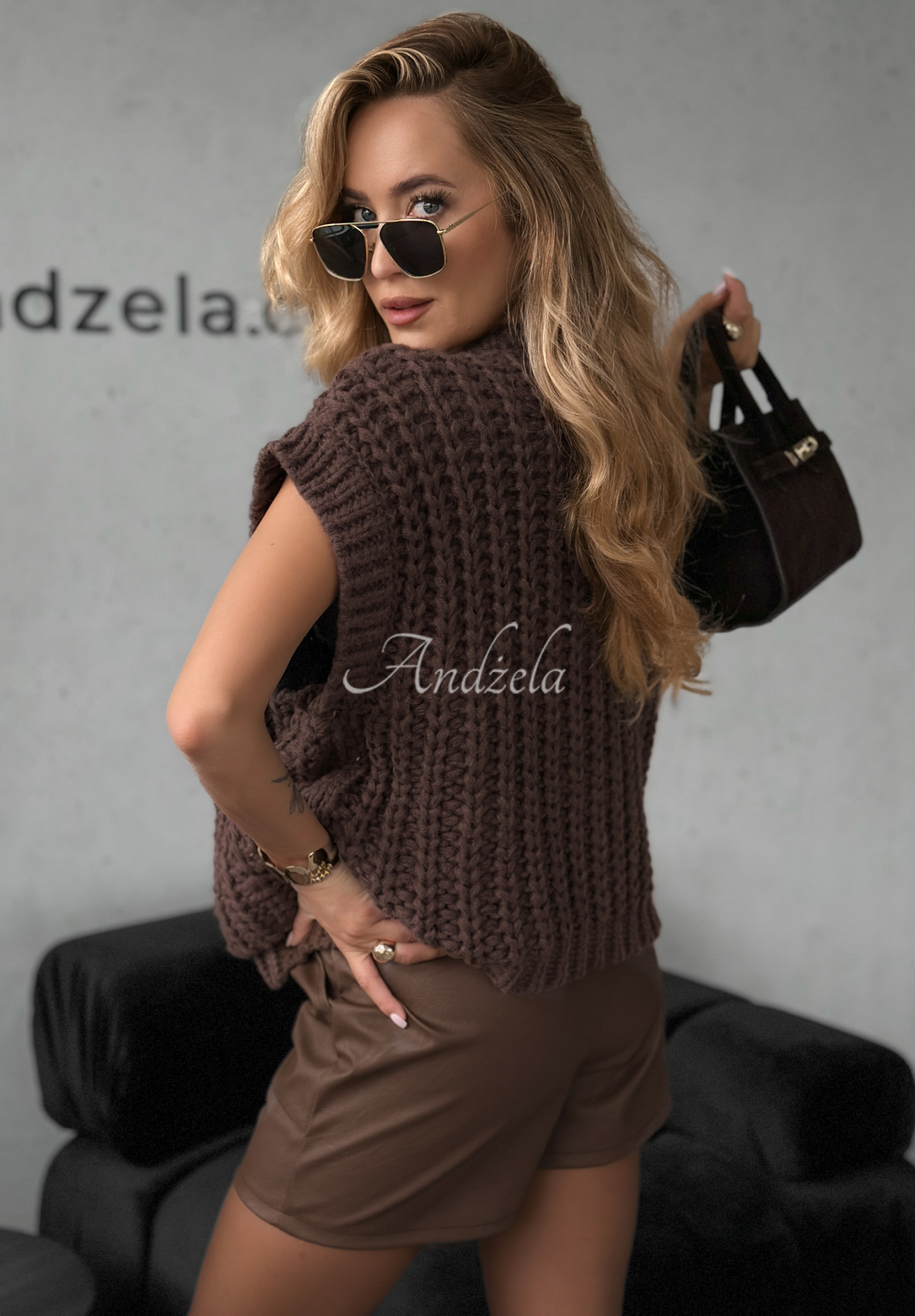 Krátka svetrová vesta s gombíkmi Autumn Lovers čokoládová