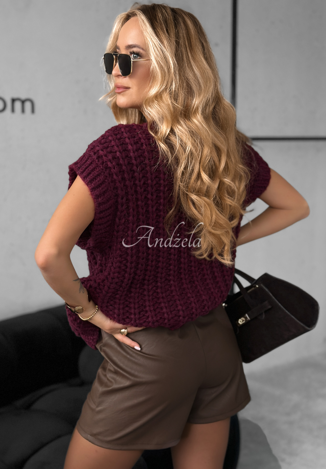 Krátka svetrová vesta s gombíkmi Autumn Lovers bordová