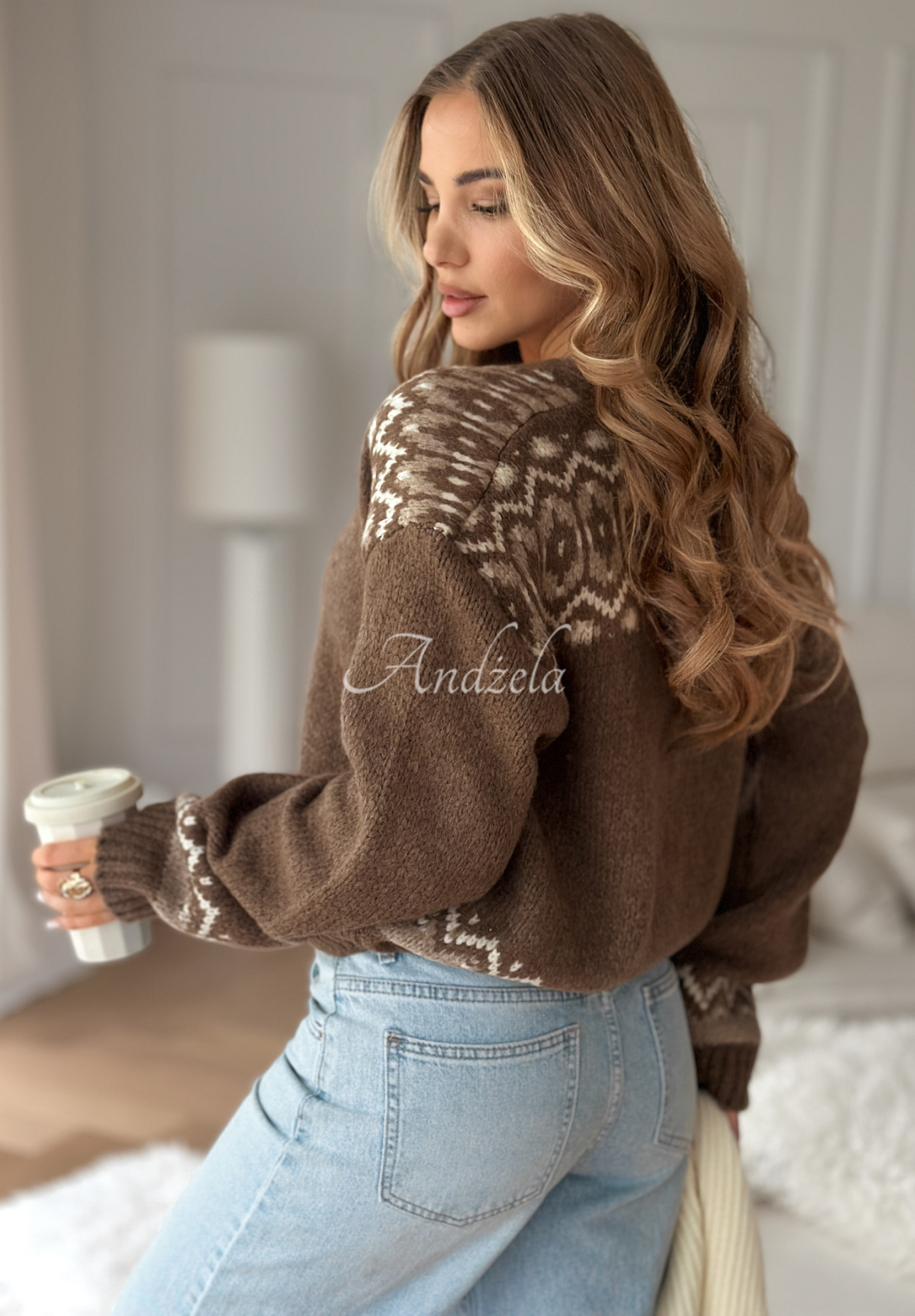 Krátky kardigan s vlnou a vzormi Short Winter Days čokoládový