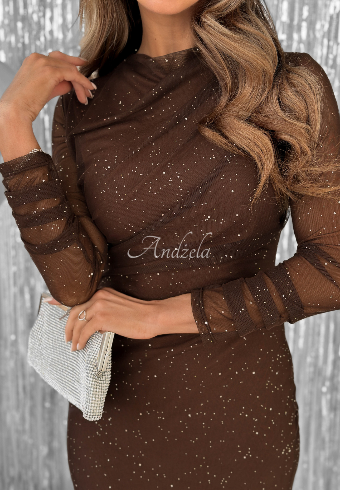 Trblietavé sieťované šaty s riasením Time Of The Year čokoládová