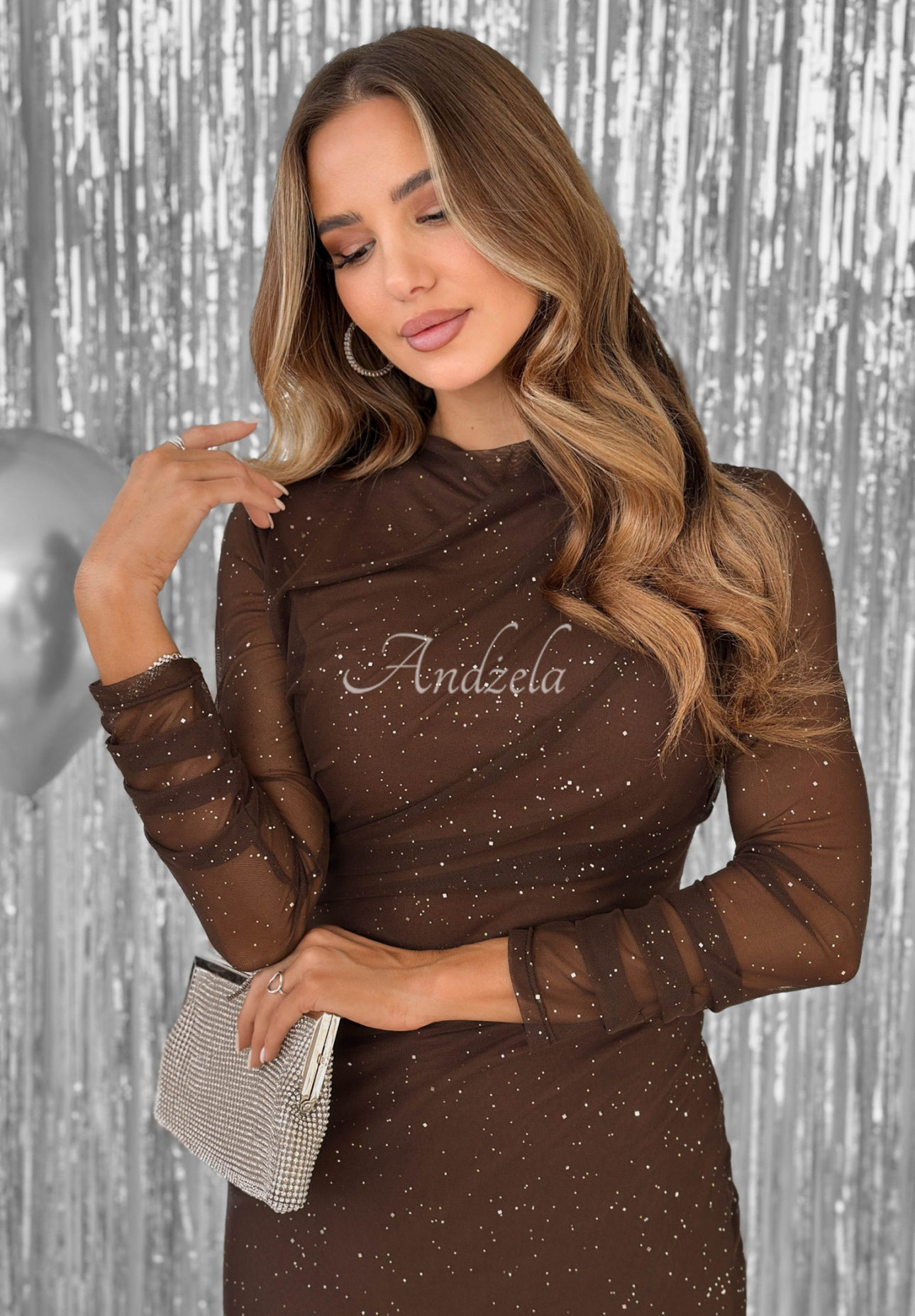 Trblietavé sieťované šaty s riasením Time Of The Year čokoládová