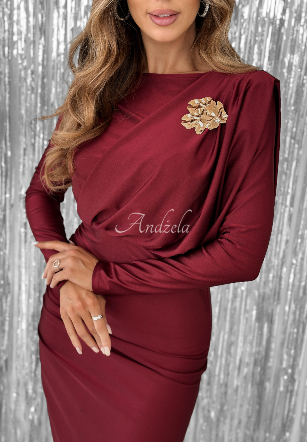 Priliehavé šaty s riasením Night Of The Year bordová