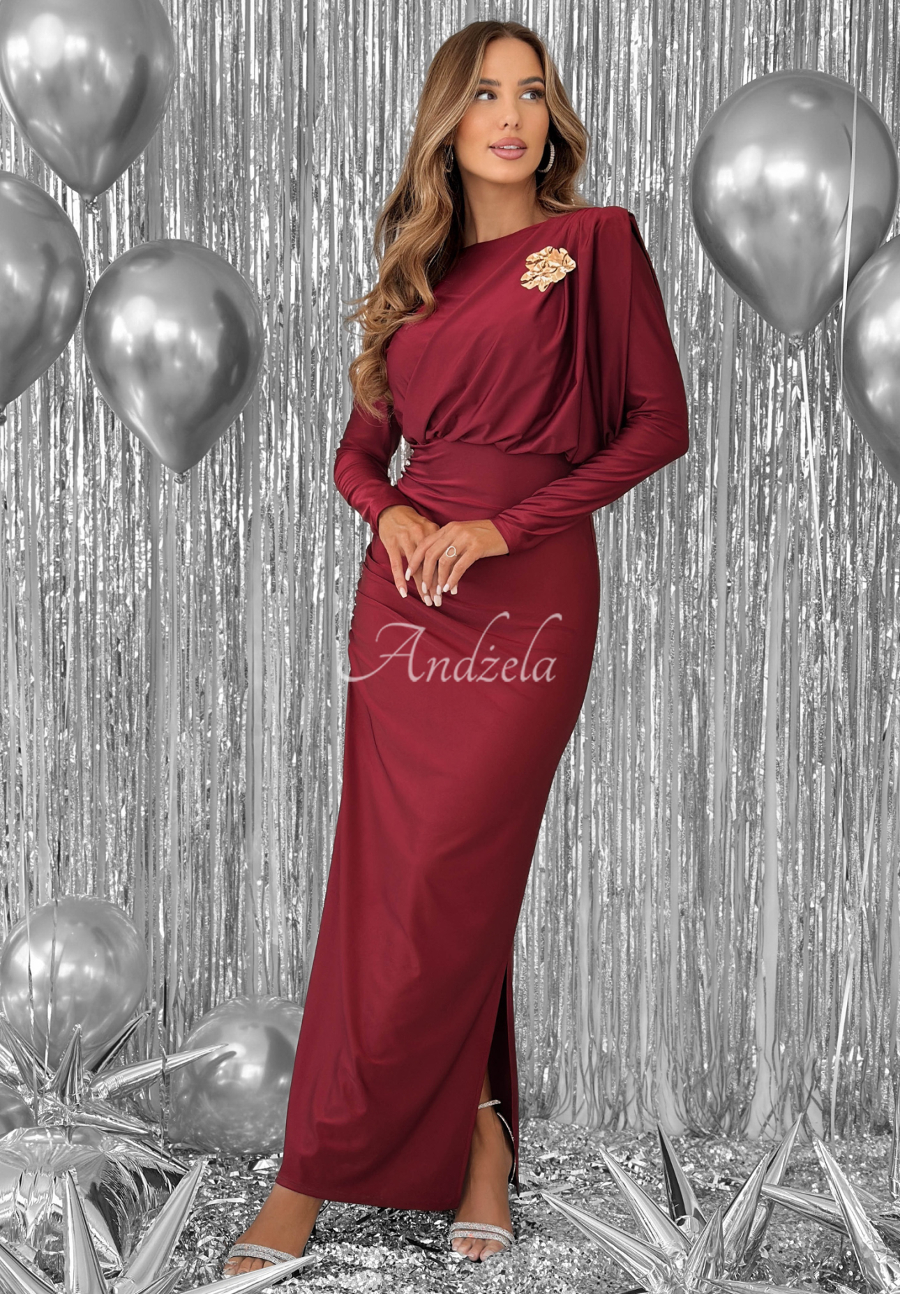 Priliehavé šaty s riasením Night Of The Year bordová