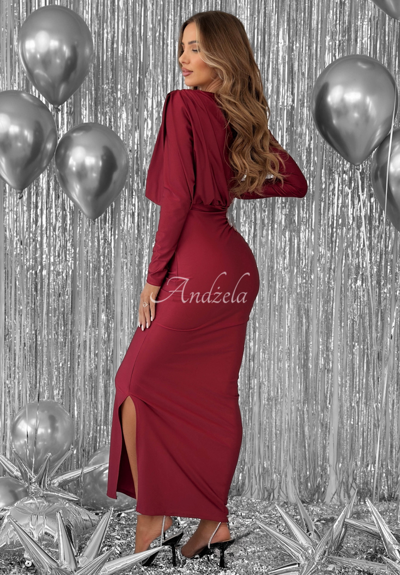 Priliehavé šaty s riasením Night Of The Year bordová