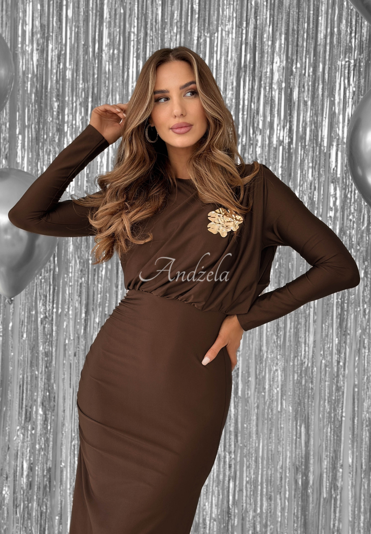 Priliehavé šaty s riasením Night Of The Year čokoládová