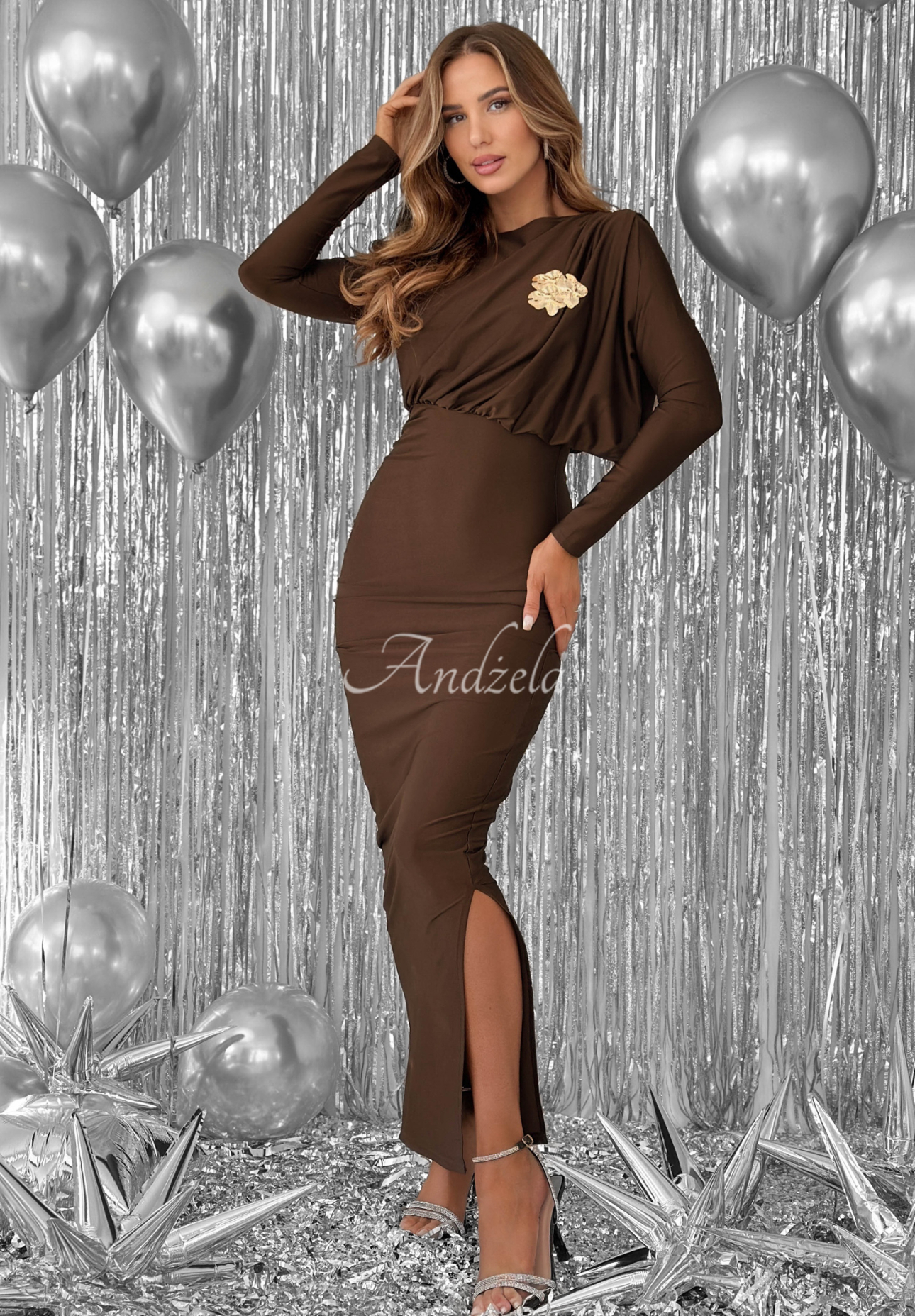 Priliehavé šaty s riasením Night Of The Year čokoládová