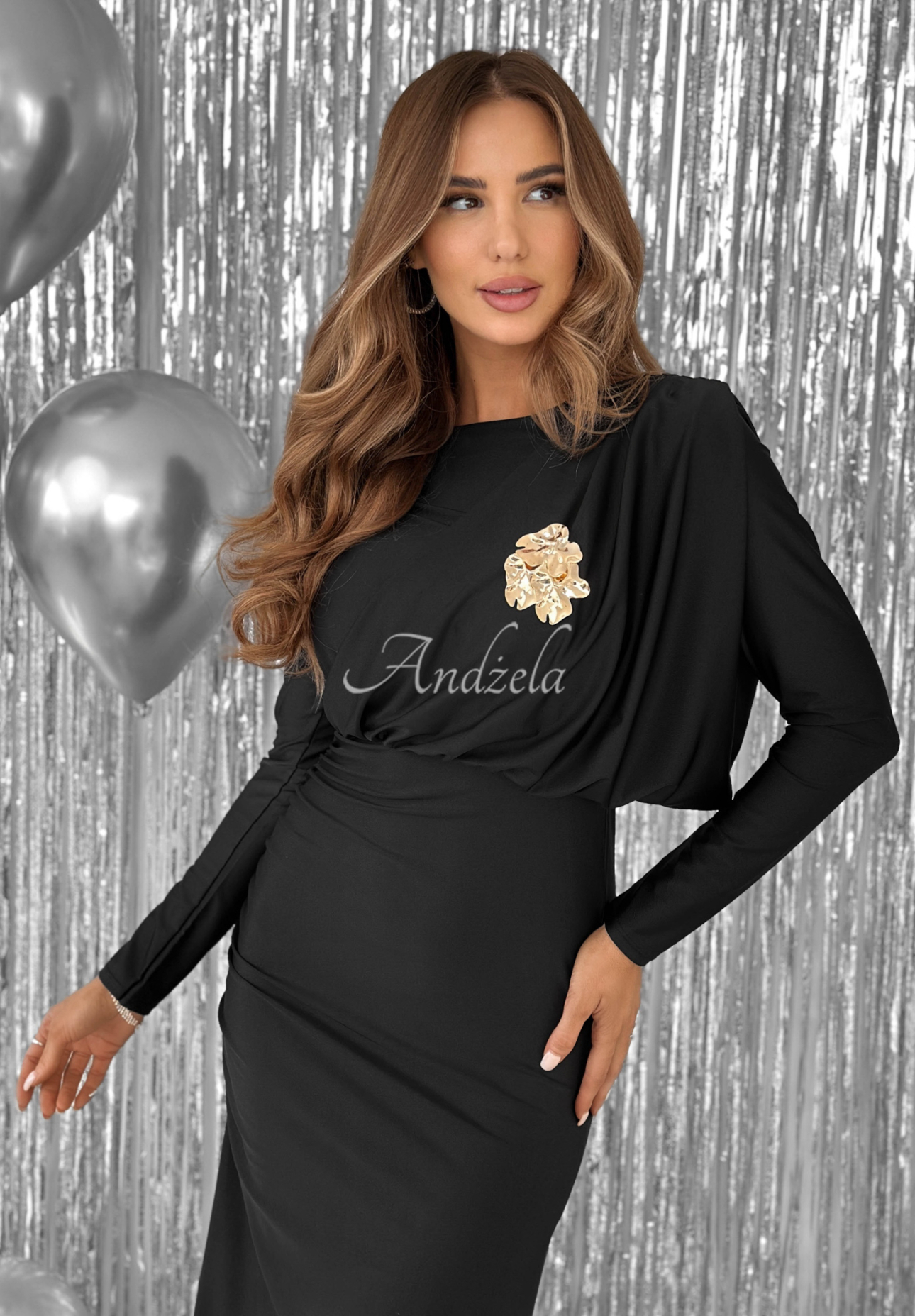 Priliehavé šaty s riasením Night Of The Year čierna