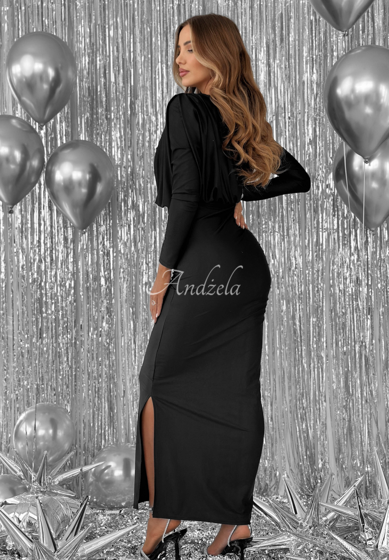 Priliehavé šaty s riasením Night Of The Year čierna