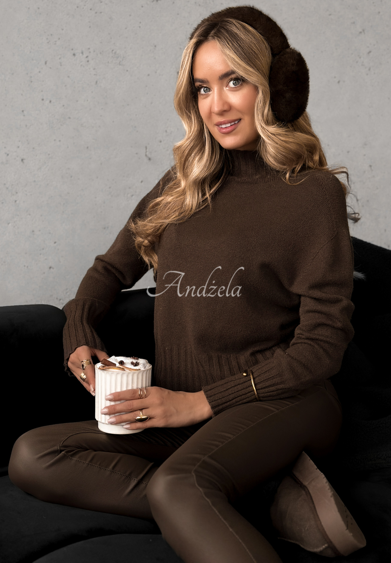 Krátky viskózový sveter s rolákom Single Snowflake čokoládový