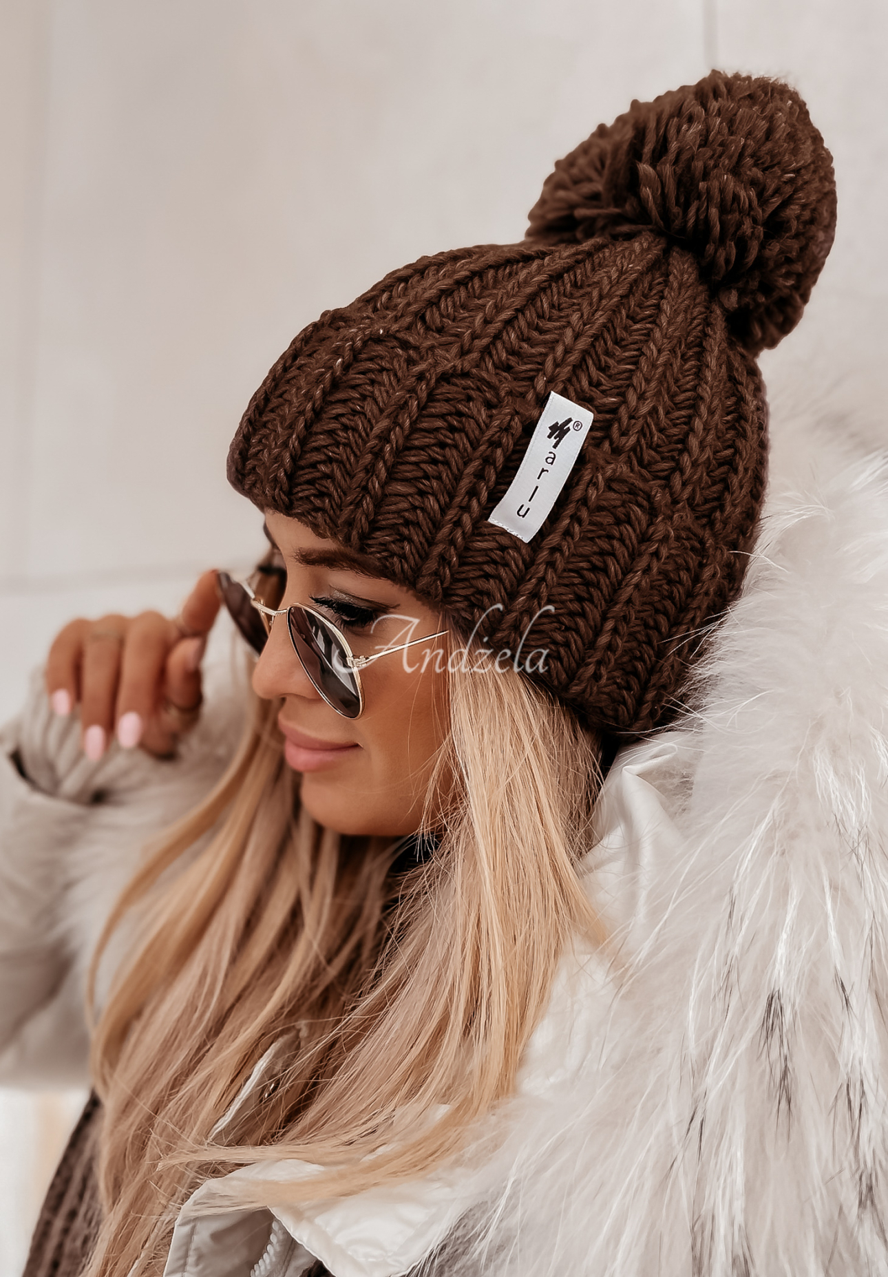 Pletená čiapka s brmbolcom Laponia tmavo čokoládove