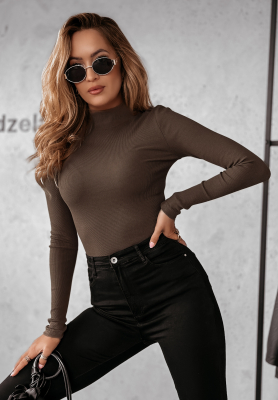 Rebrovaná blúzka s polrolákom Believe In Tomorrow tmavo čokoládove