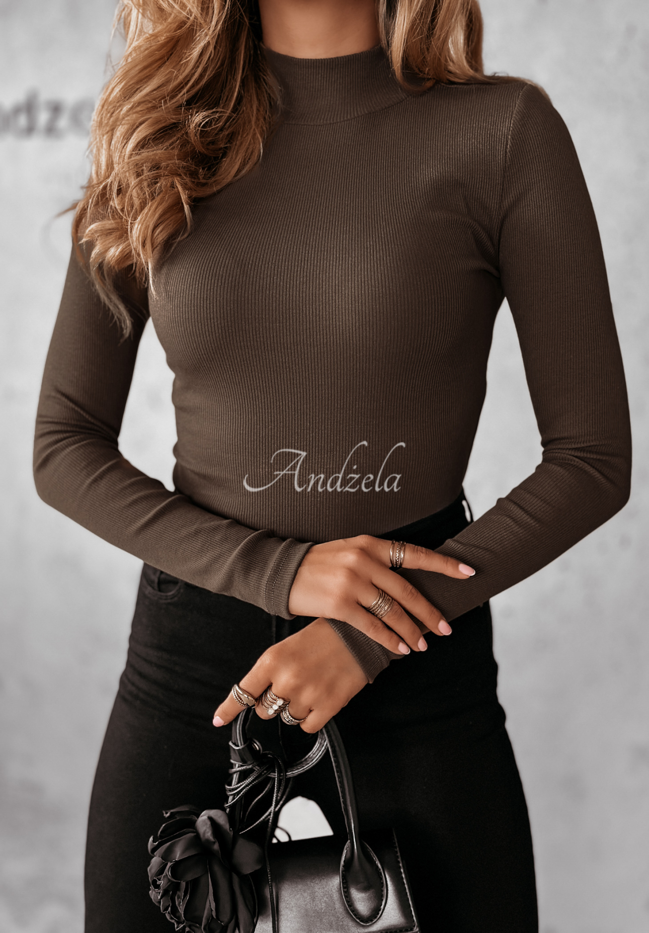 Rebrovaná blúzka s polrolákom Believe In Tomorrow tmavo čokoládove