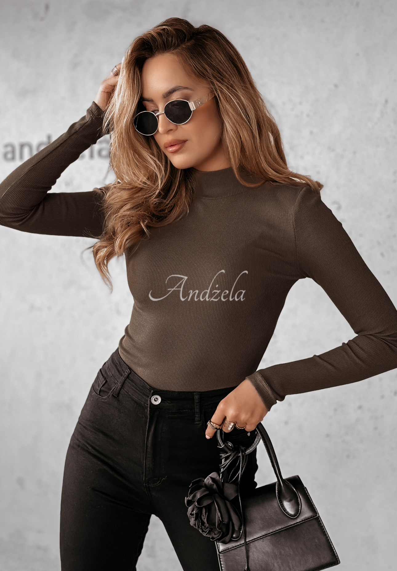 Rebrovaná blúzka s polrolákom Believe In Tomorrow tmavo čokoládove