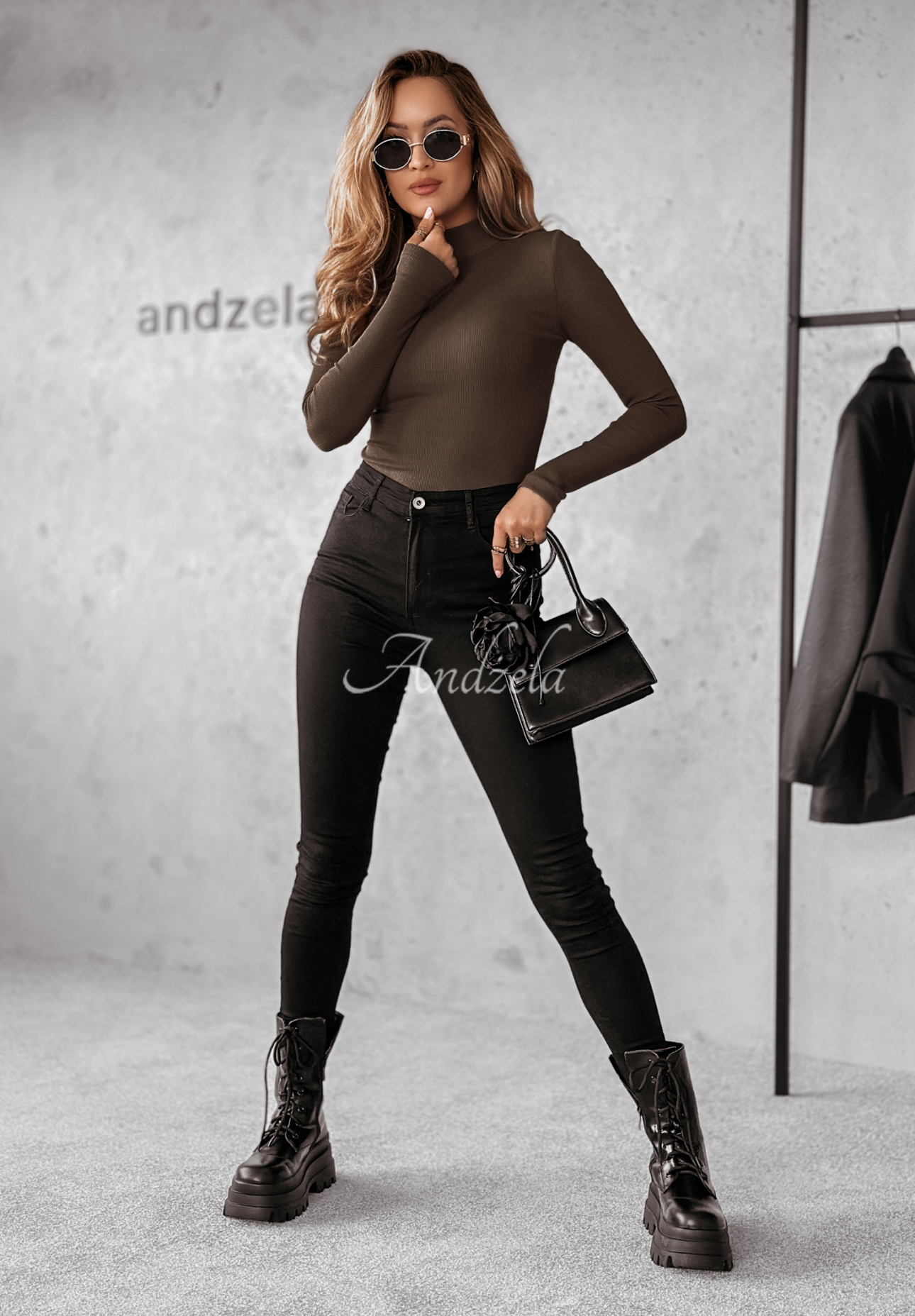 Rebrovaná blúzka s polrolákom Believe In Tomorrow tmavo čokoládove