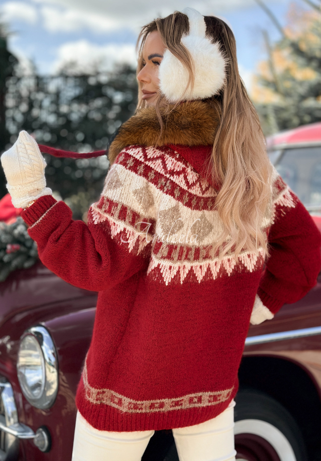 Vzorovaný sveter s kožušinou Christmas Fireplace červený