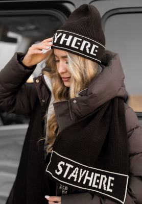 Visk&oacute;zov&aacute; s&uacute;prava čiapka a &scaron;&aacute;l s vlnou Stay Here Winter čokol&aacute;dov&yacute;