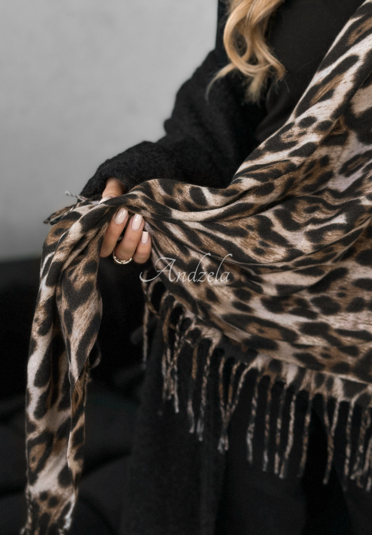 Viskózová šatka s leopardím vzorom a strapcami Wild Cold béžovo-čierna