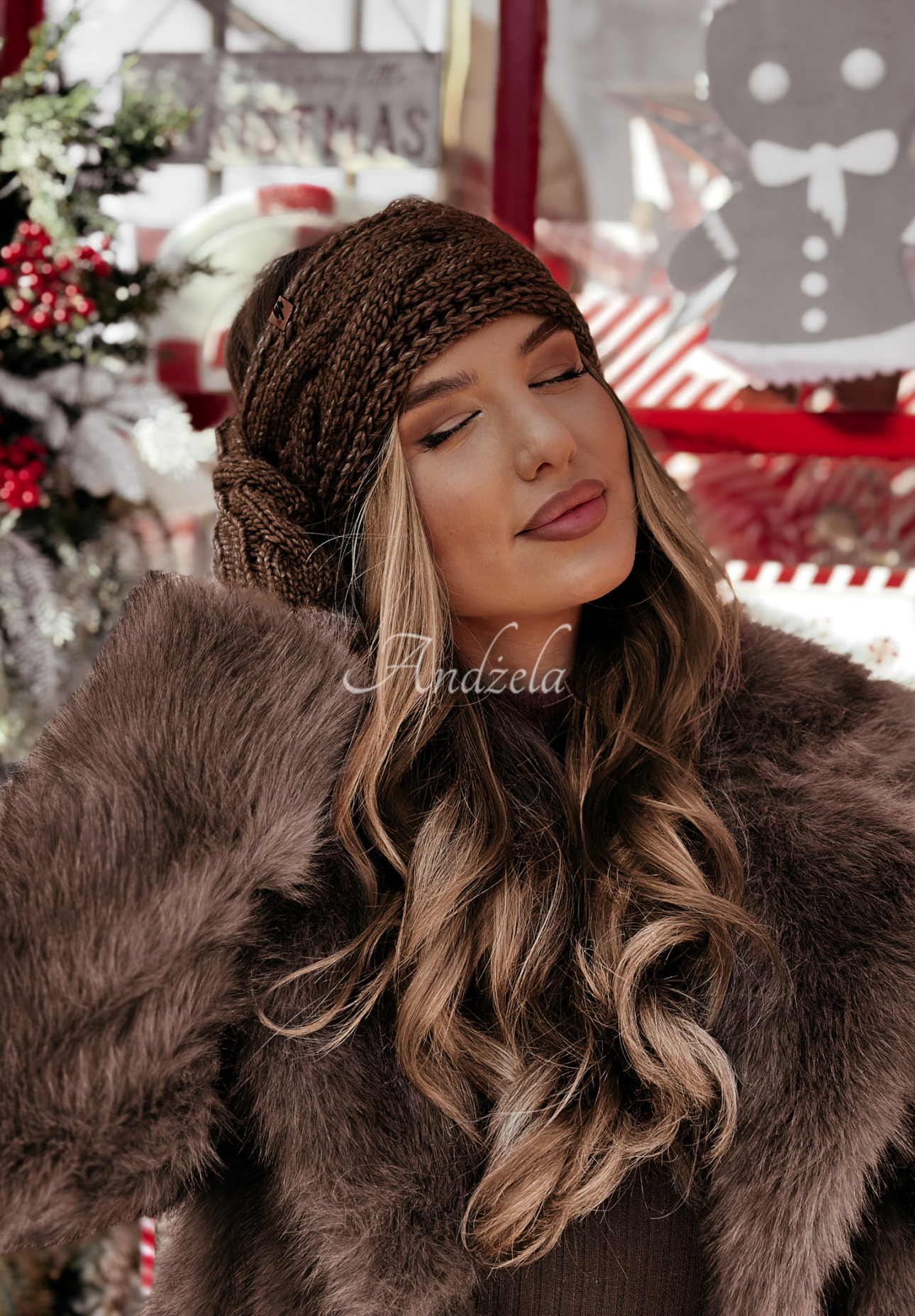 Pletená čelenka Winter Wishes tmavo čokoládove