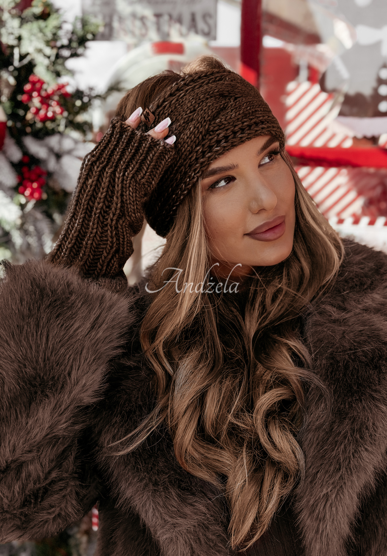 Pletená čelenka Winter Wishes tmavo čokoládove