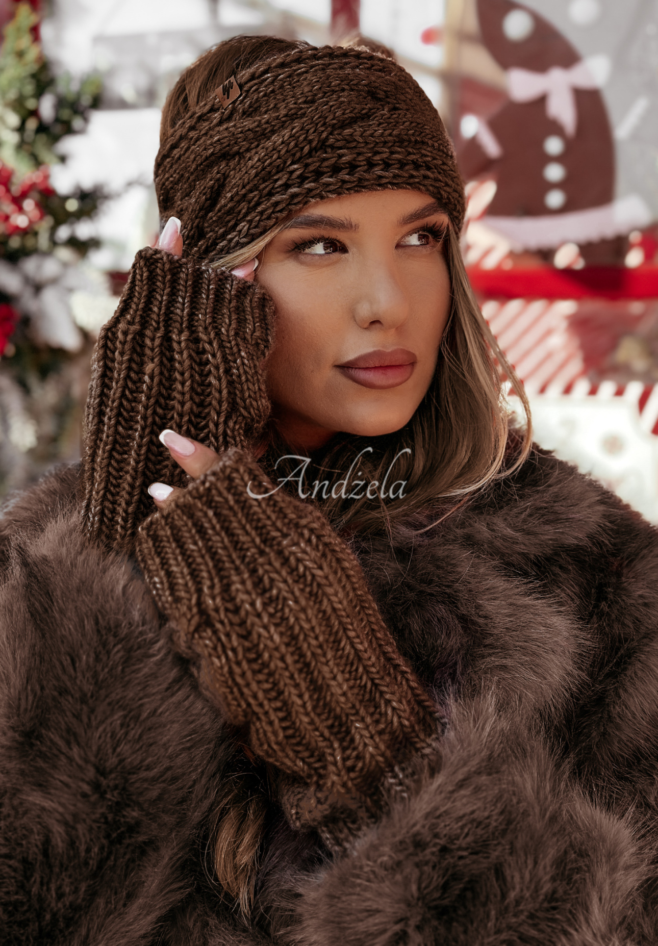 Pletená čelenka Winter Wishes tmavo čokoládove