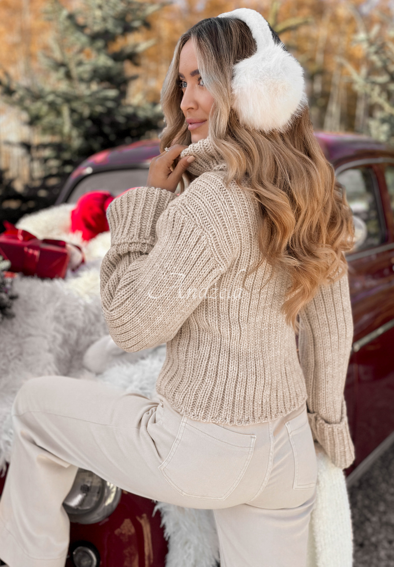 Krátky sveter s rolákom a vlnou We Take Chances béžový