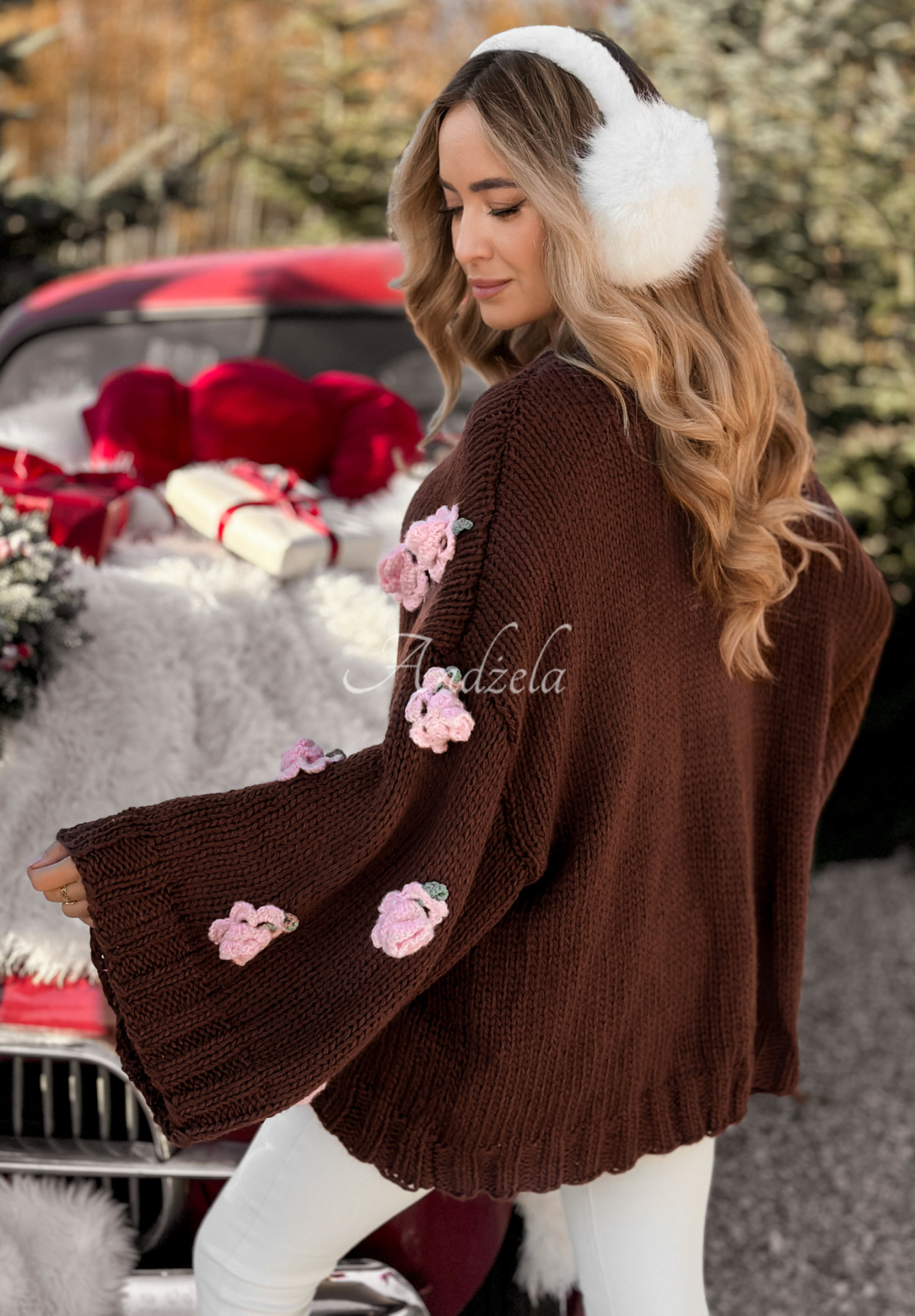 Sveter so širokými rukávmi s ružami Sweet Little Roses čokoládový