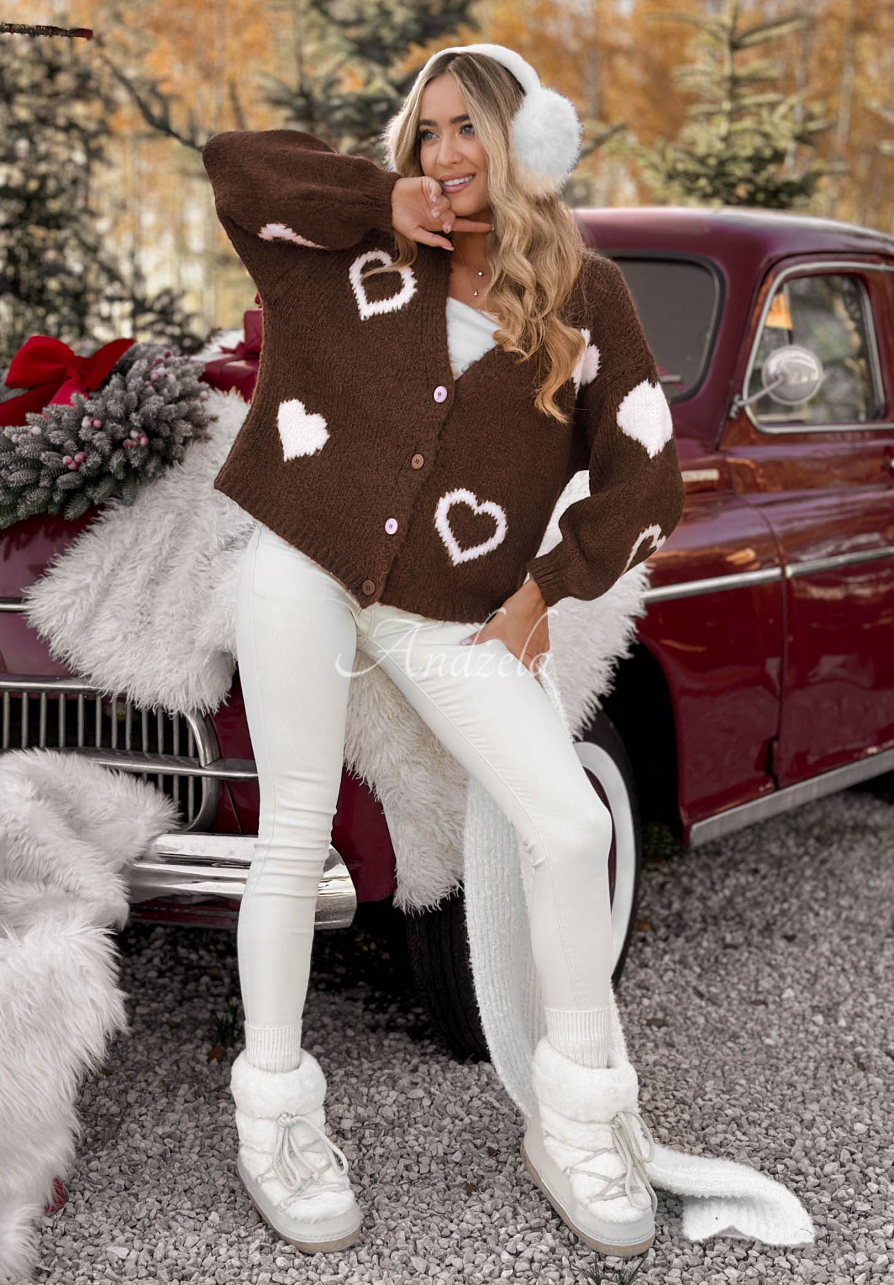 Krátky kardigan oversize so srdiečkami Second Date čokoládový