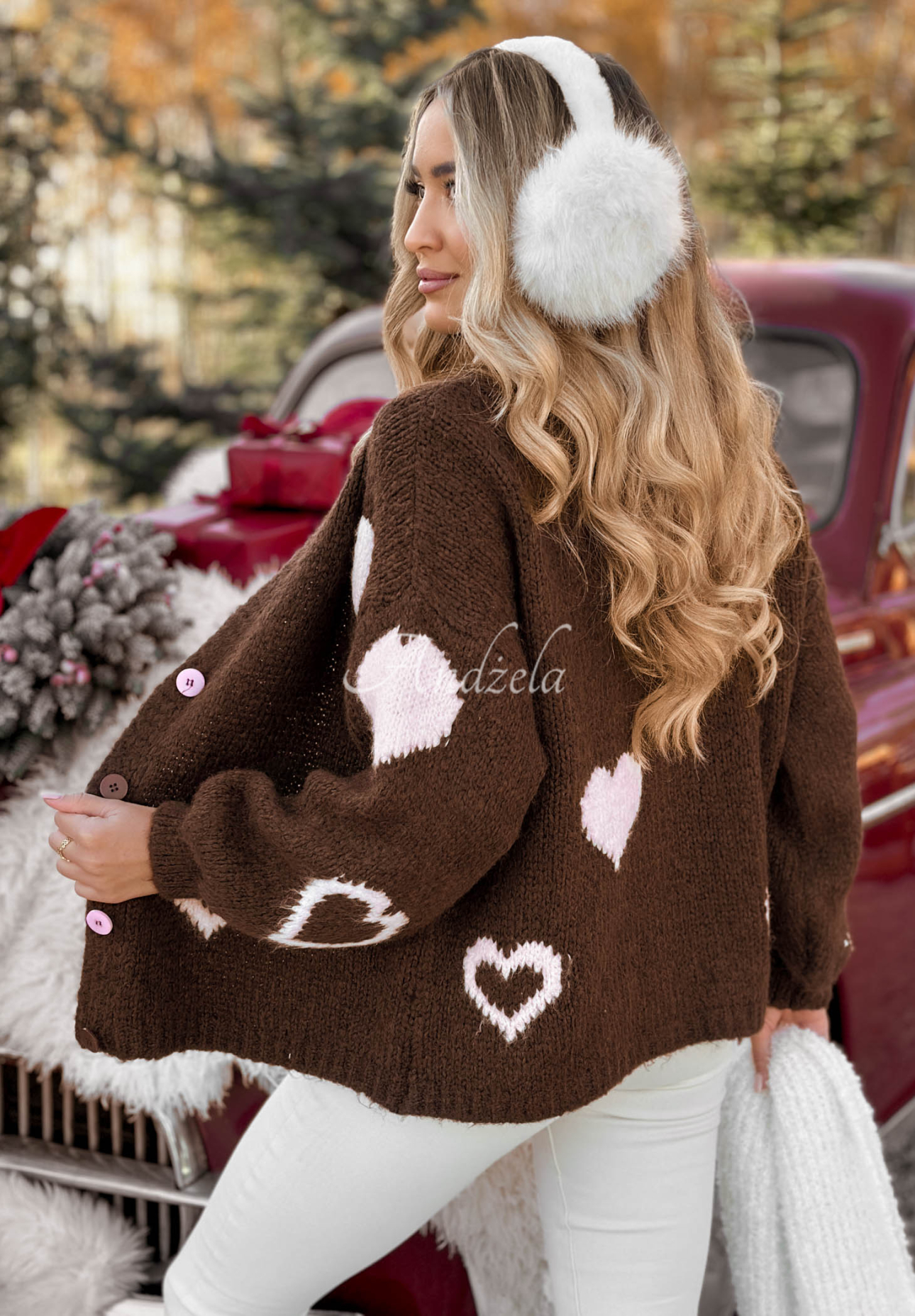 Krátky kardigan oversize so srdiečkami Second Date čokoládový