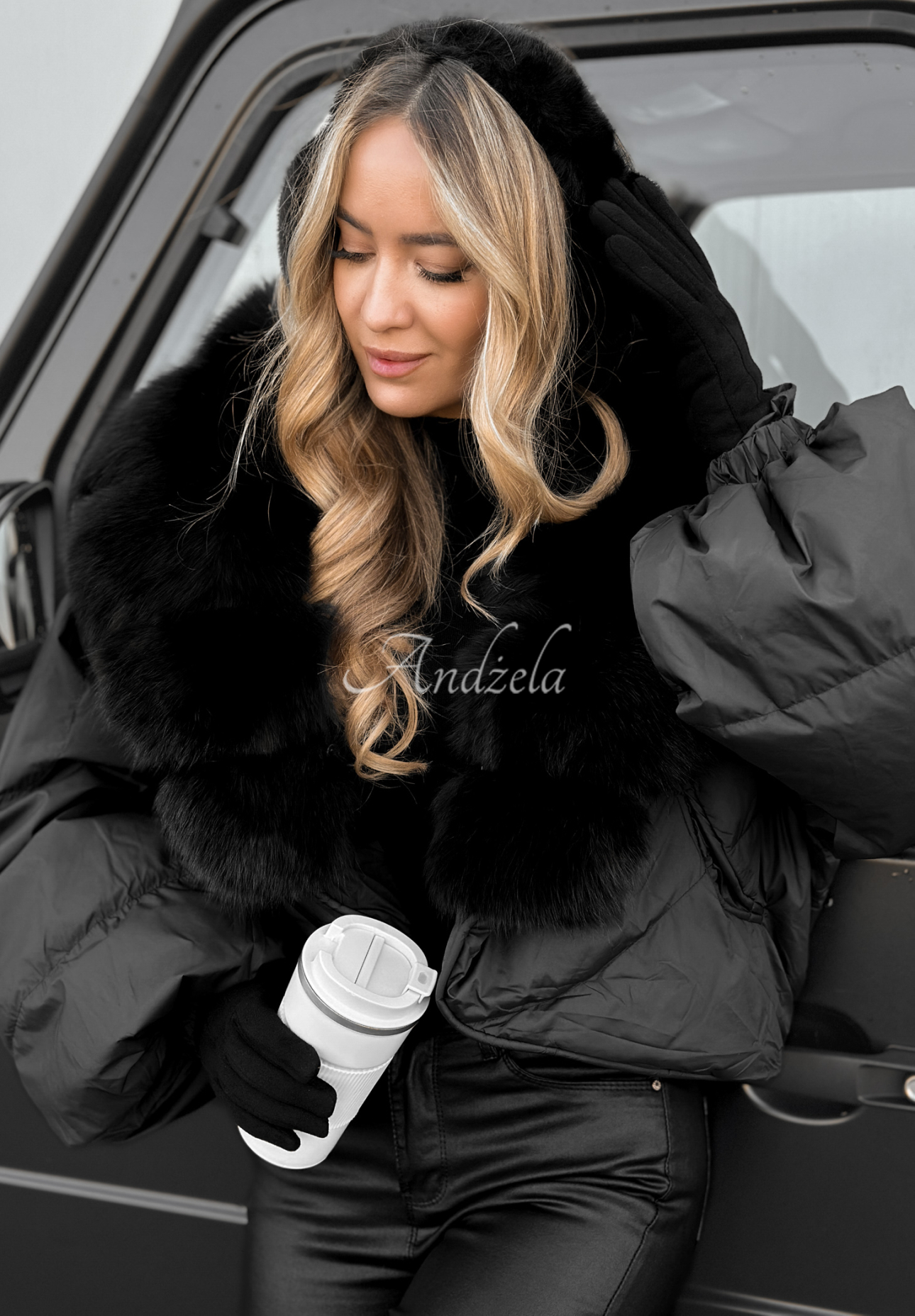 Krátka páperová bunda s kožušinou Snow Thanks čierna