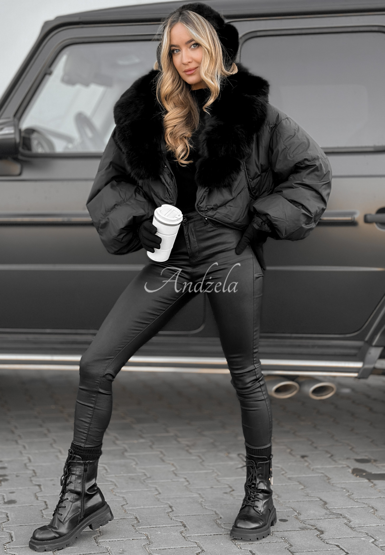 Krátka páperová bunda s kožušinou Snow Thanks čierna