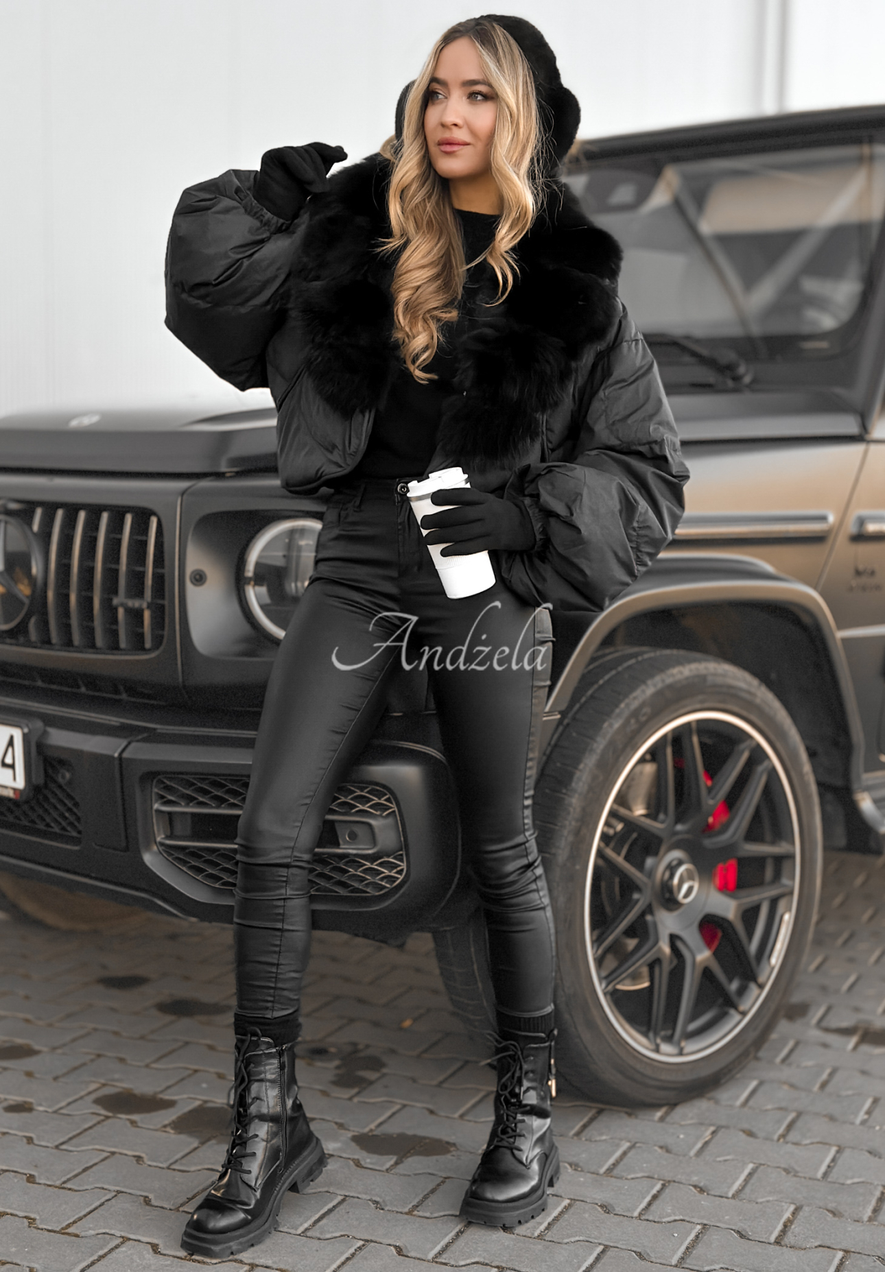 Krátka páperová bunda s kožušinou Snow Thanks čierna