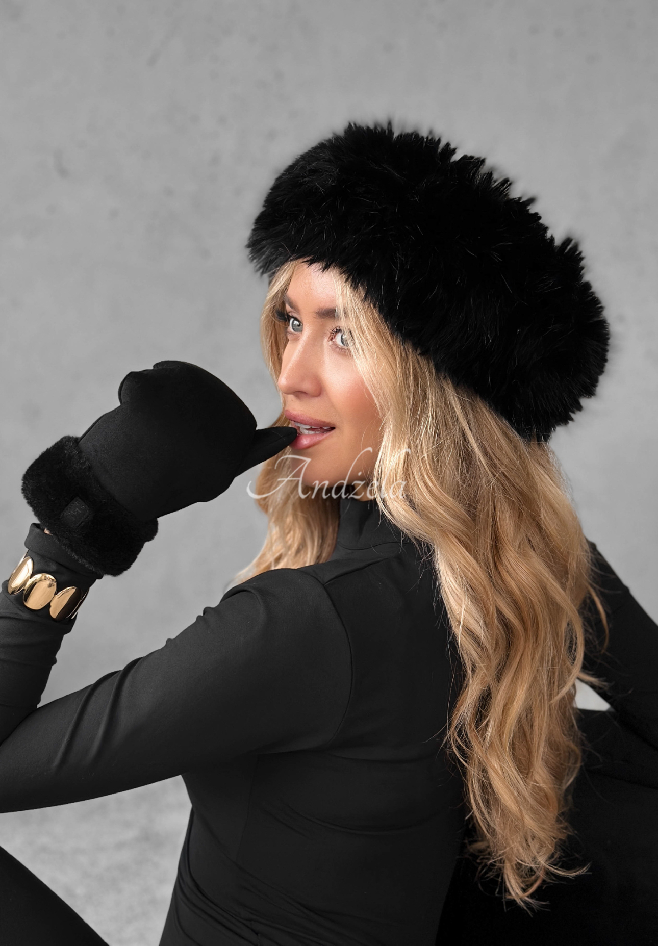 Čelenka s kožušinou Not To Allow čierna