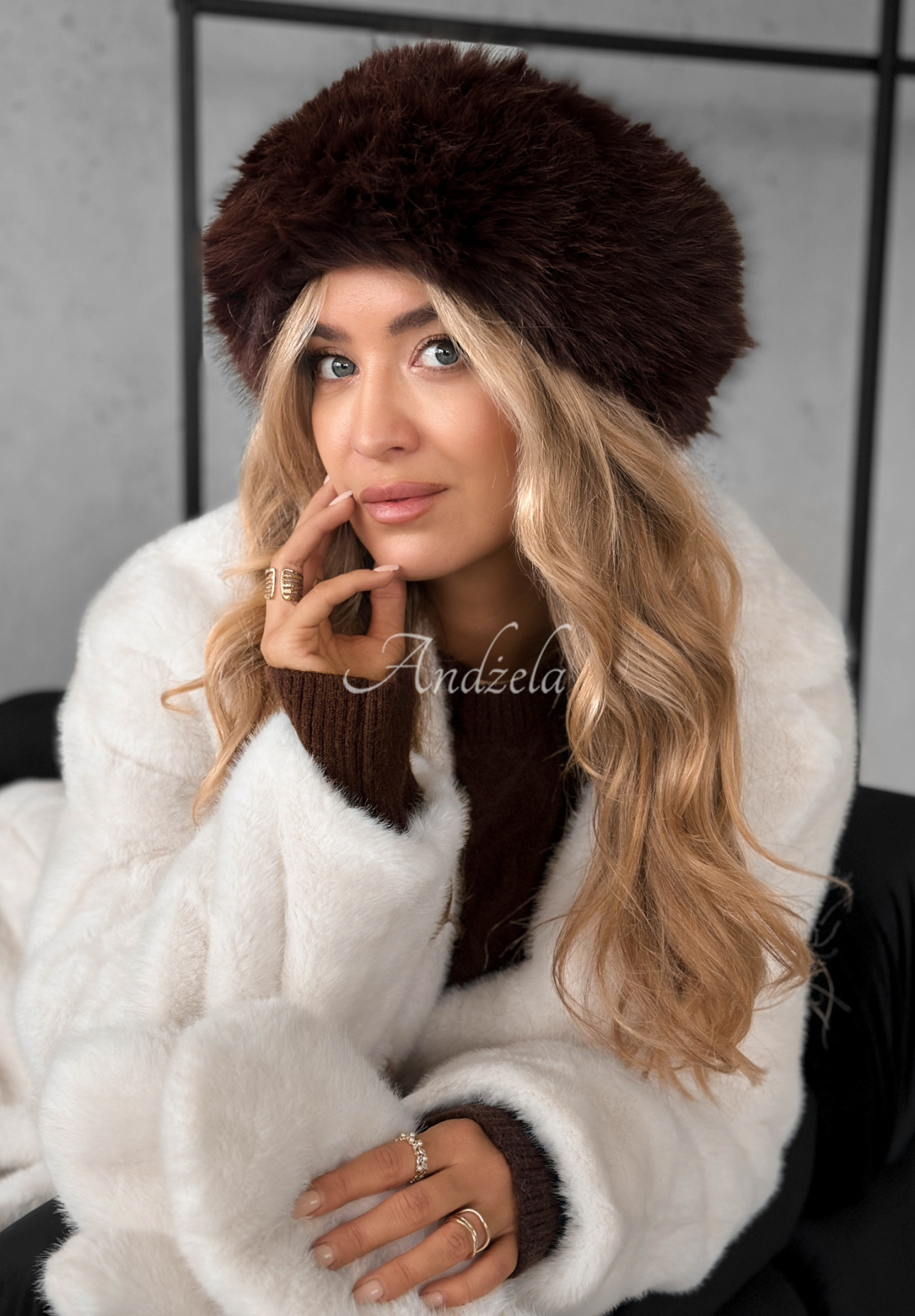 Čelenka s kožušinou Not To Allow čokoládová