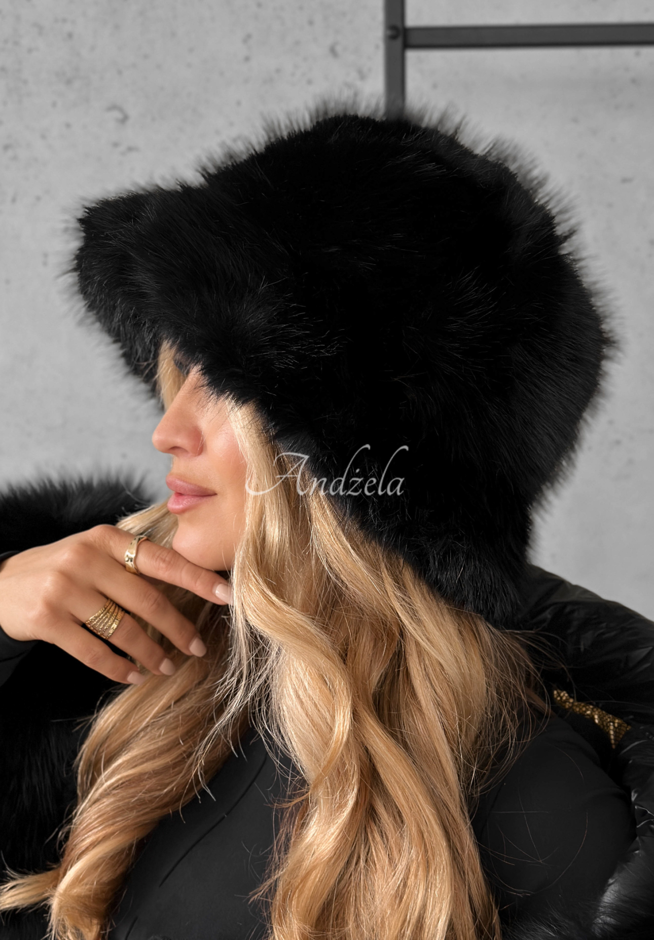 Čiapka bucket hat s kožušinou When Snow Falls čierna