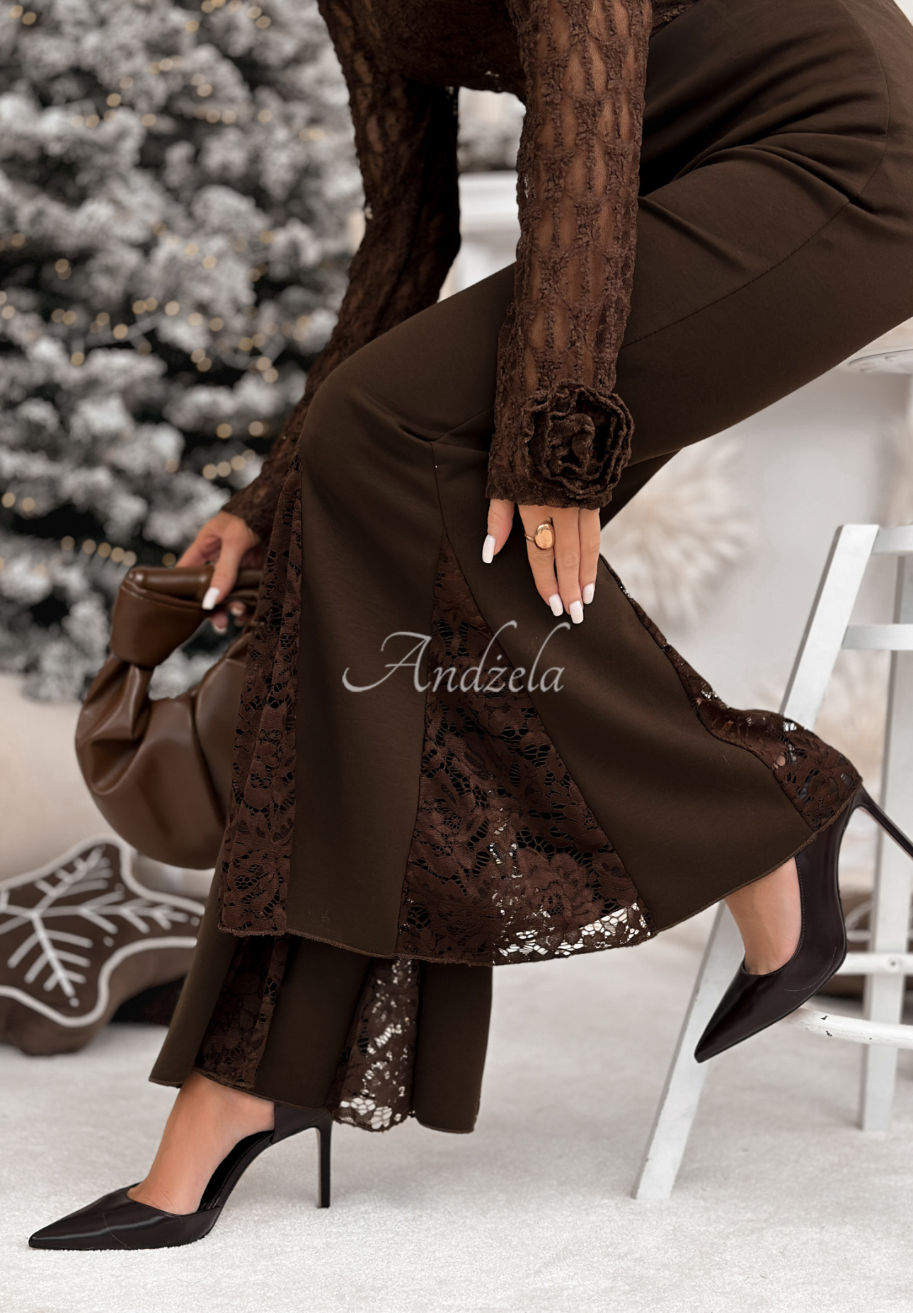 Látkové zvonové nohavice s čipkou Never Compare čokoládové