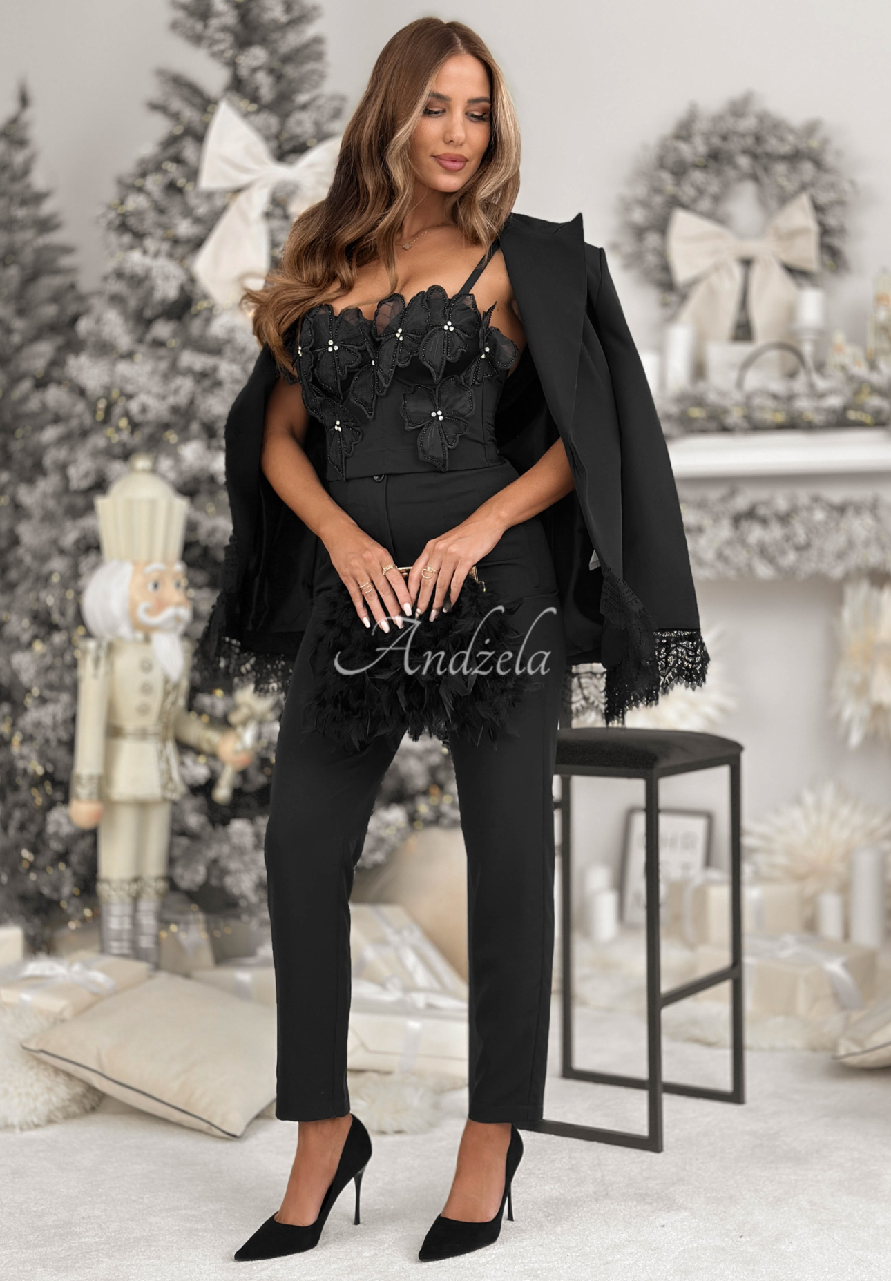 Krátky top s ozdobnými kvetmi Lady In Flowers čierne